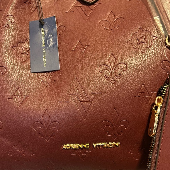NWT.. Adrienne Vittadini Marseille Wine Leather Embossed Tote & Pouch MSRP $210 - Picture 3 of 9